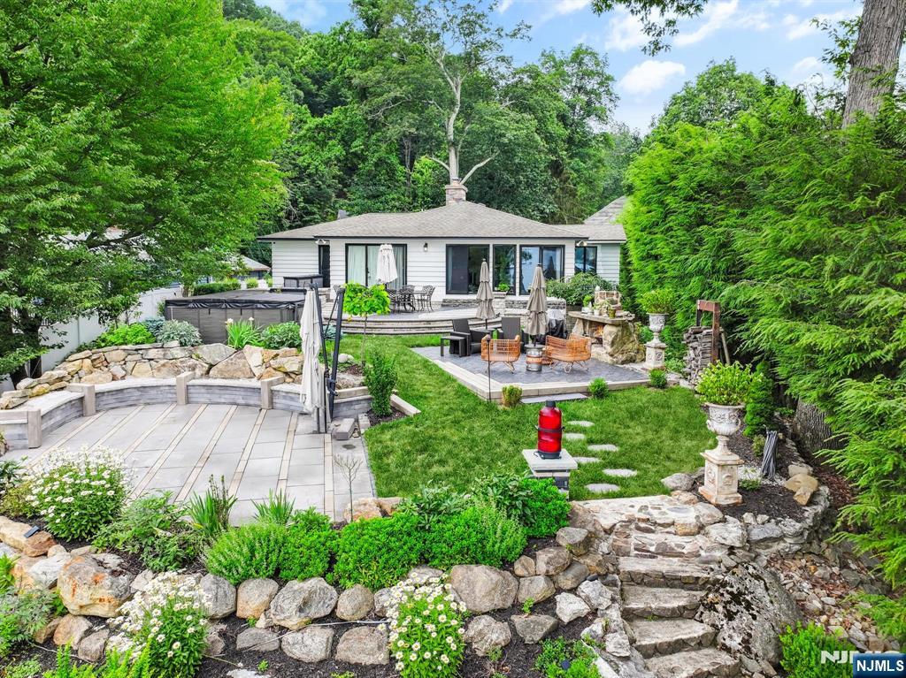 590 W Shore Trail