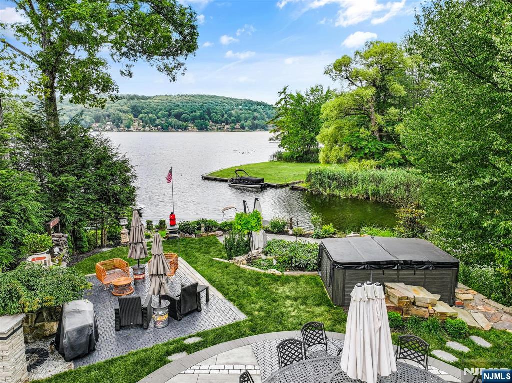 590 W Shore Trail