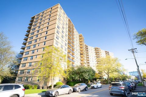 Photo of 2200 N Central Road #2B, Fort Lee, NJ 07024 (MLS # 26013583)