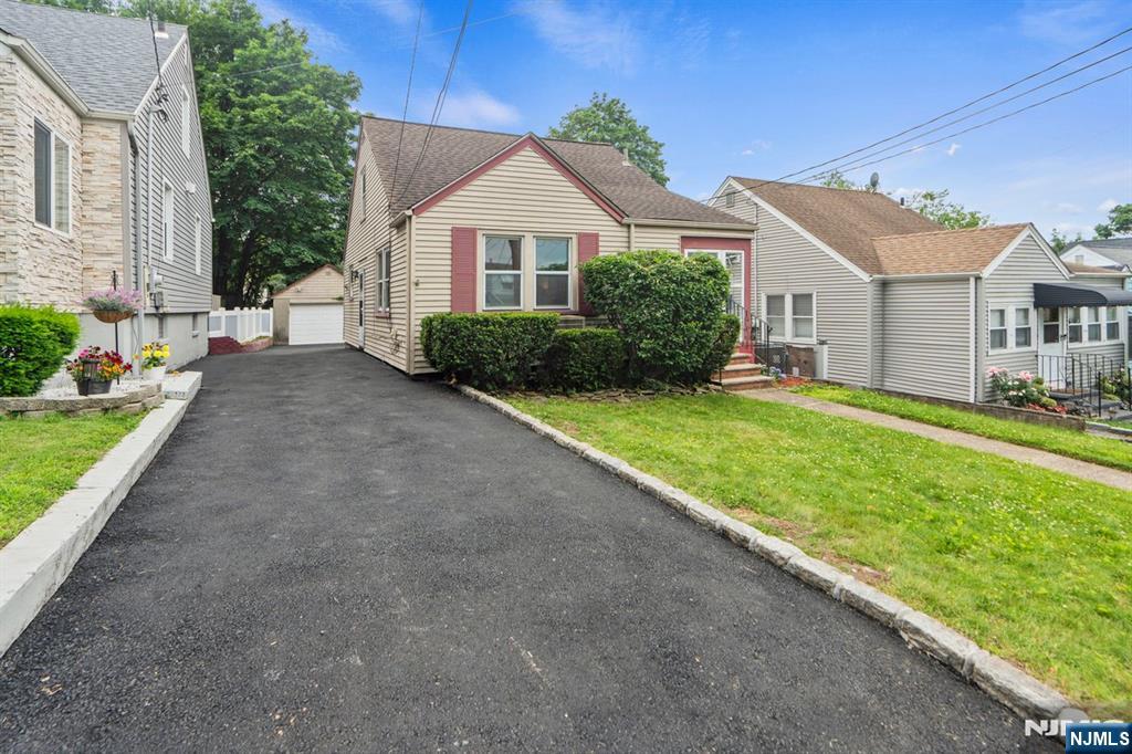 82 Elston Street, Bloomfield, New Jersey - 3 Bedrooms  
2 Bathrooms  
5 Rooms - 