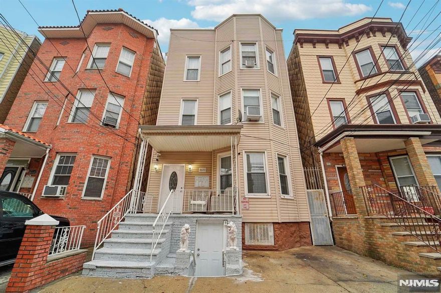 Discover your perfect home in the heart of Union City! This charming and roomy 3-bedroom, 1-bath apartment features modern comforts, two dedicated parking spaces, and a convenient location close to shops, restaurants, and public transport. The light-filled living areas offer the perfect setting for relaxing or entertaining. Enjoy easy access to everything you need while living in a quiet, friendly neighborhood. Highlights: 3 spacious bedrooms 1 full bath 2 parking spaces included Close to public transportation and local amenities