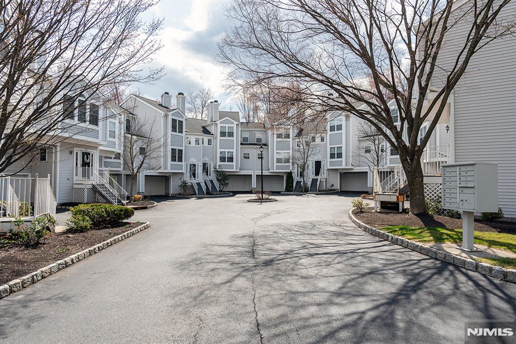 1008 Edgehill Terrace, Hanover Twp, New Jersey - 2 Bedrooms  
3 Bathrooms - 