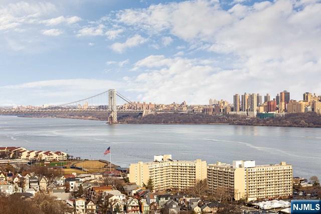 100 Carlyle 10L-S, Cliffside Park, New Jersey - 2 Bedrooms  
3 Bathrooms  
5 Rooms - 