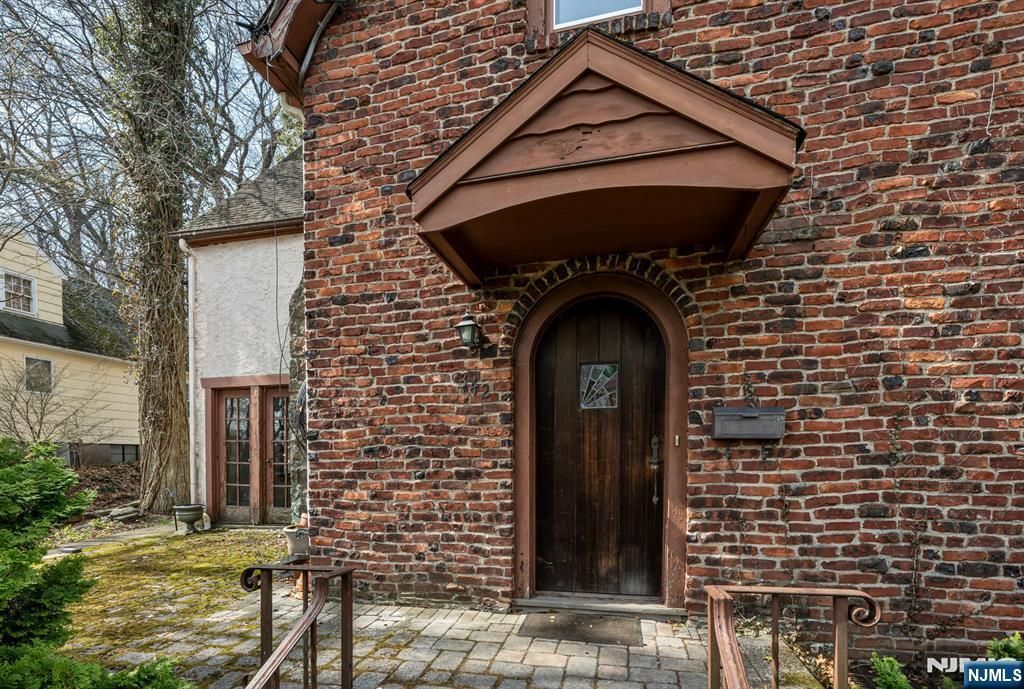 Photo of 342 Hillcrest Road, Ridgewood Village, NJ 07450 (MLS # 26013591)