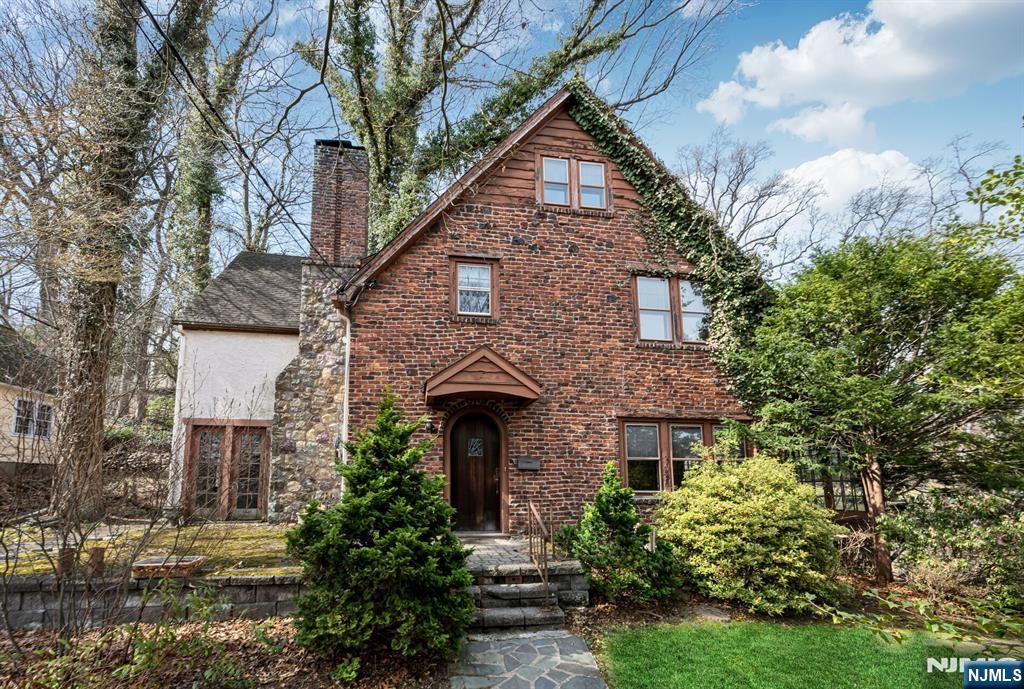 Photo of 342 Hillcrest Road, Ridgewood Village, NJ 07450 (MLS # 26013591)