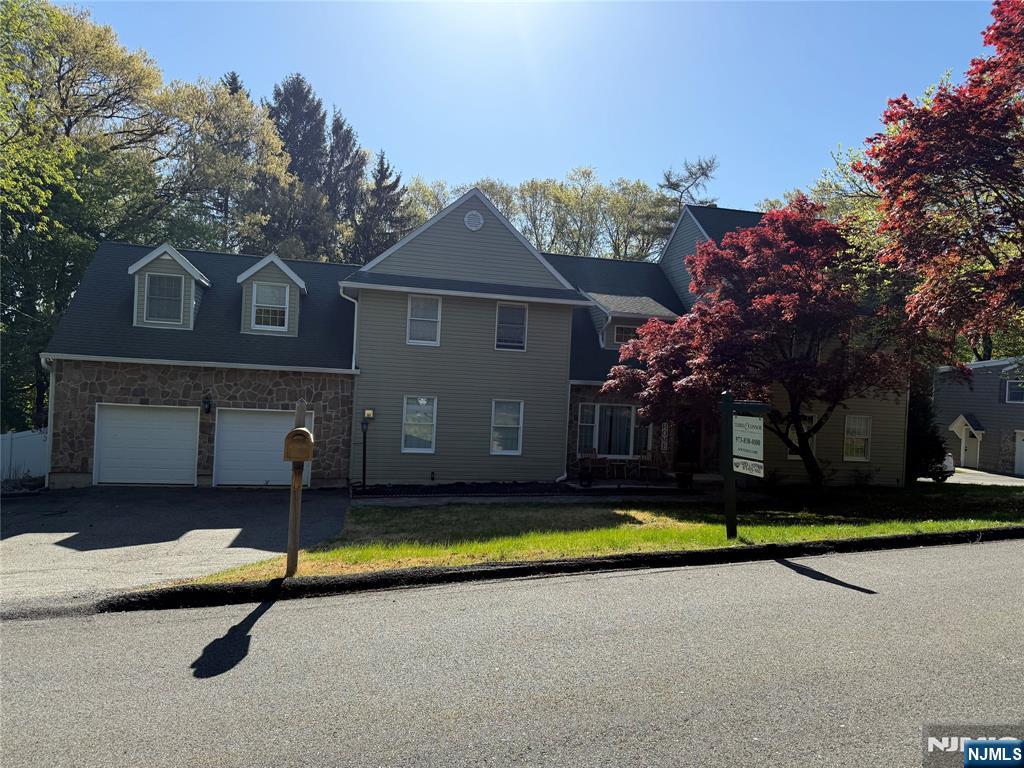28 White Birch Terrace, Kinnelon Borough, New Jersey - 6 Bedrooms  
6 Bathrooms  
12 Rooms - 