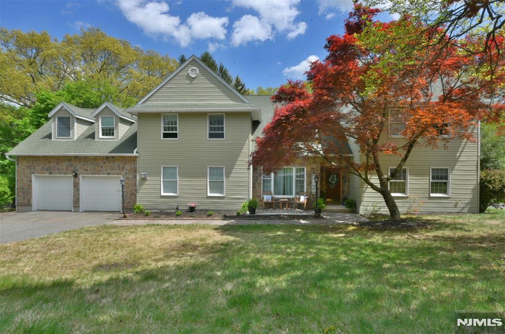 Property for Sale at 28 White Birch Terrace, Kinnelon Borough, New Jersey - Bedrooms: 6 
Bathrooms: 6 
Rooms: 12  - $838,888