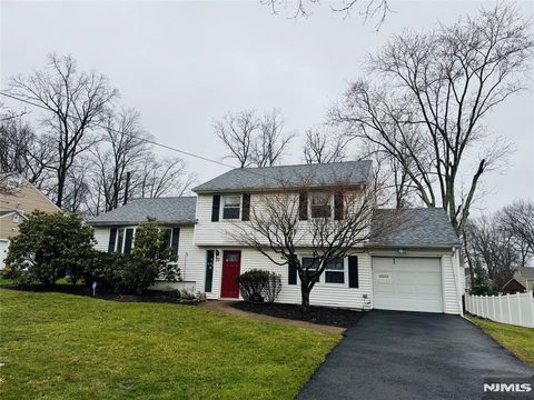 Photo of 33 Belmont Drive, Livingston, NJ 07039 (MLS # 26009557)
