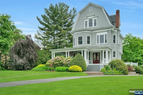 Photo of 141 W End Avenue, Ridgewood Village, NJ 07450 (MLS # 26018268)