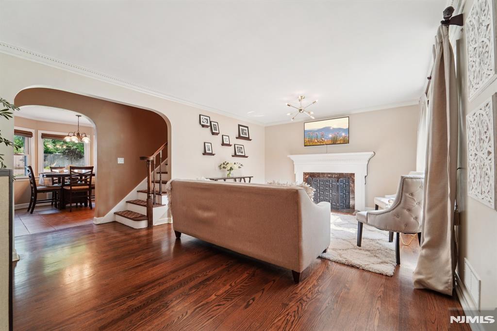 111 Thornbury Avenue
