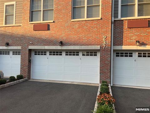 Photo of 237 Lincoln Ave #201, Cliffside Park, NJ 07010 (MLS # 25041293)