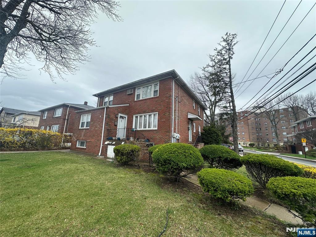 300 Maple Street, Fort Lee, New Jersey - 7 Bedrooms  
4 Bathrooms  
15 Rooms - 