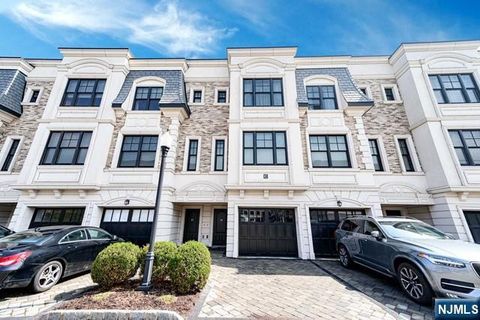 Photo of 30 Marquis Ct, Edgewater, NJ 07020 (MLS # 26006958)