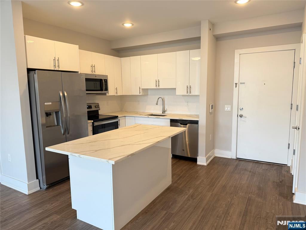 Rental Property at 1685 Bergen Blvd 705, Fort Lee, New Jersey - Bedrooms: 2 
Bathrooms: 2 
Rooms: 5  - $3,595 MO.