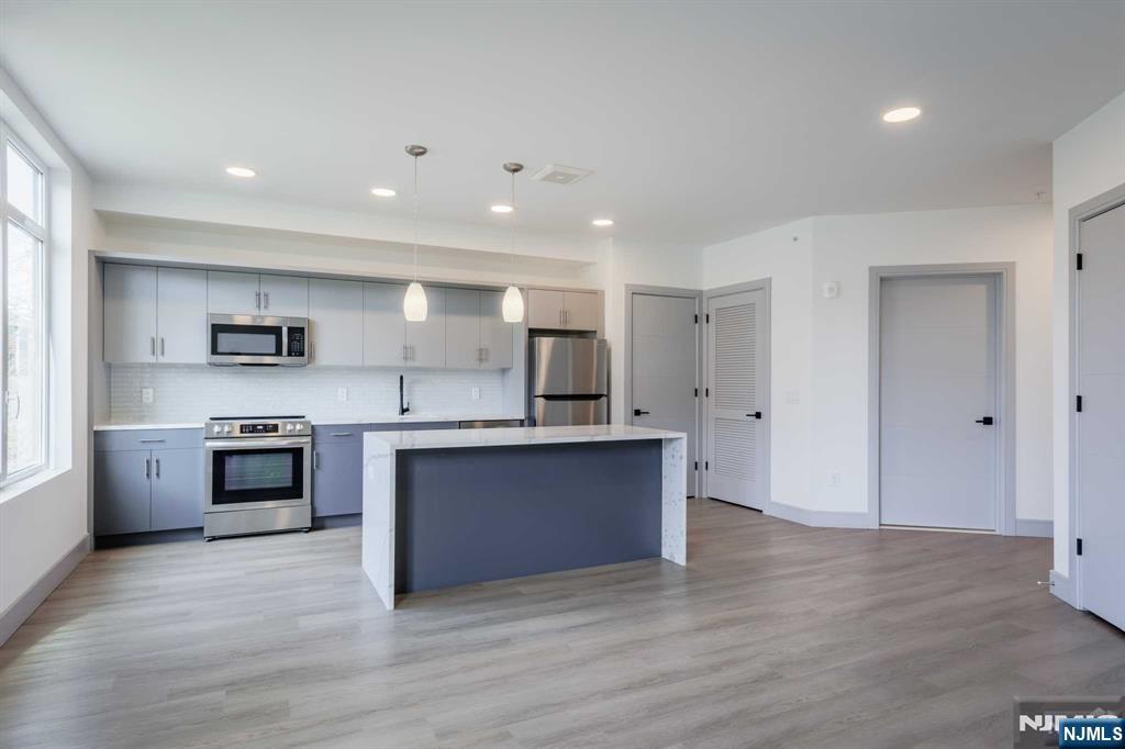 1435 10th St 405, Fort Lee, New Jersey - 2 Bedrooms  
2 Bathrooms  
5 Rooms - 