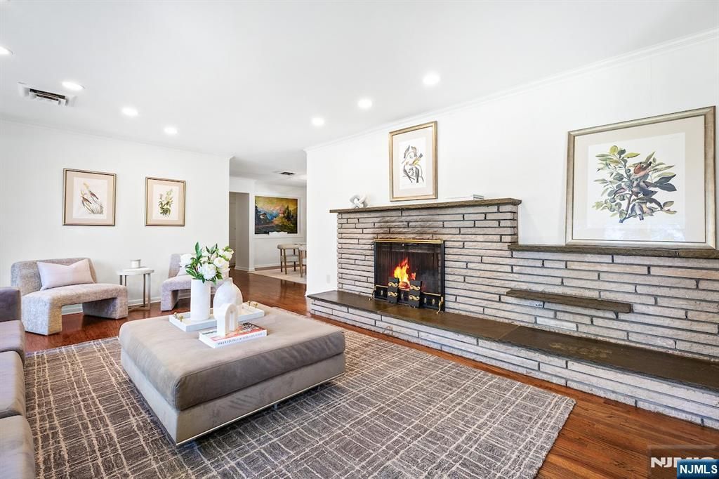Photo of 16 Crossbrook Place, Livingston, NJ 07039 (MLS # 25037802)