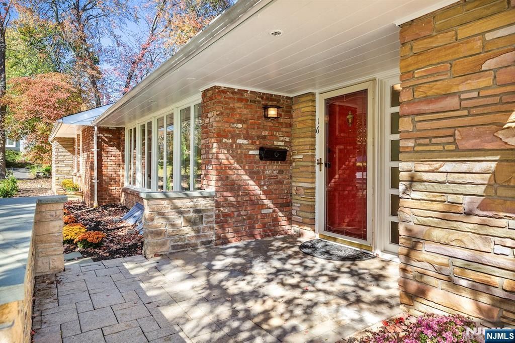 Photo of 16 Crossbrook Place, Livingston, NJ 07039 (MLS # 25037802)