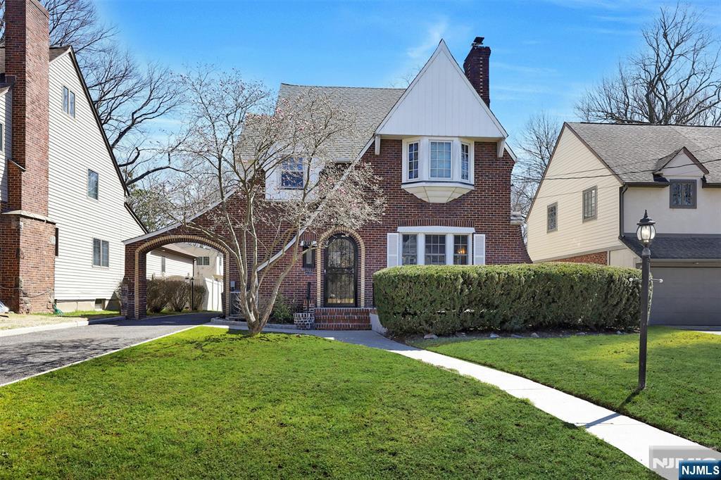 Property for Sale at 1219 Sussex Road, Teaneck, New Jersey - Bedrooms: 6 
Bathrooms: 6 
Rooms: 11  - $1,295,000