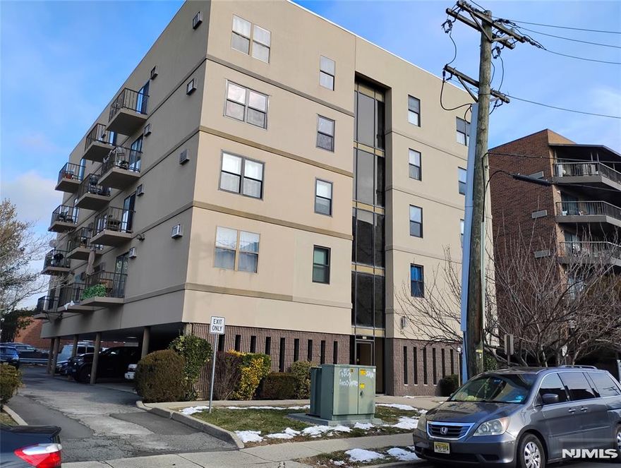 Sun -filled 1 bedroom condo in a secured mid-rise building in the heart of Hackensack , just minutes to NYC transportation and major bergen county shopping areas and attractions . Freshly painted throughout for move in -ready feel. This aggressively priced home is perfect for first time buyer ,downsizer,or savvy investor looking for convenience and value. for viewing the unit call any real estate agent [ we work with them all ] don't wait this unit won't last