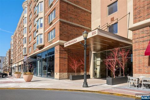 3319 City Place Edgewater NJ 07020