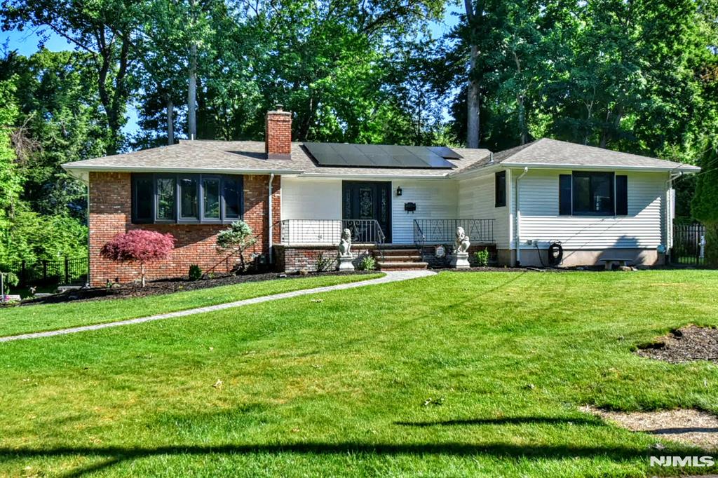 Photo of 43 Overlook Court, Ramsey, NJ 07446 (MLS # 26020918)
