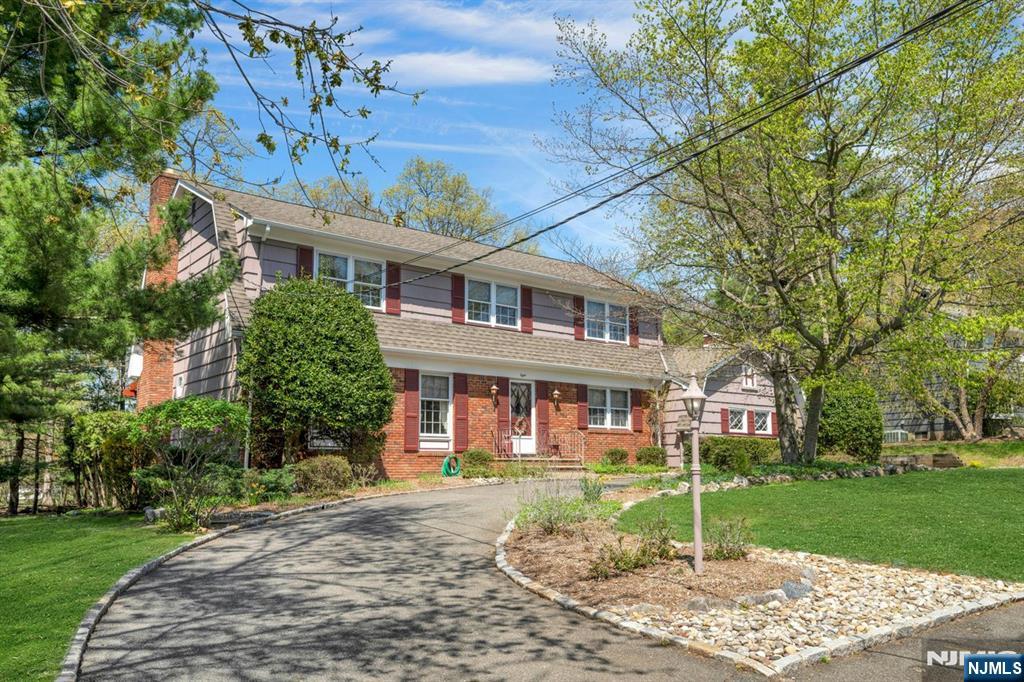 Property for Sale at 8 Twin Brook Rd, West Caldwell, New Jersey - Bedrooms: 4 
Bathrooms: 3 
Rooms: 11  - $799,900