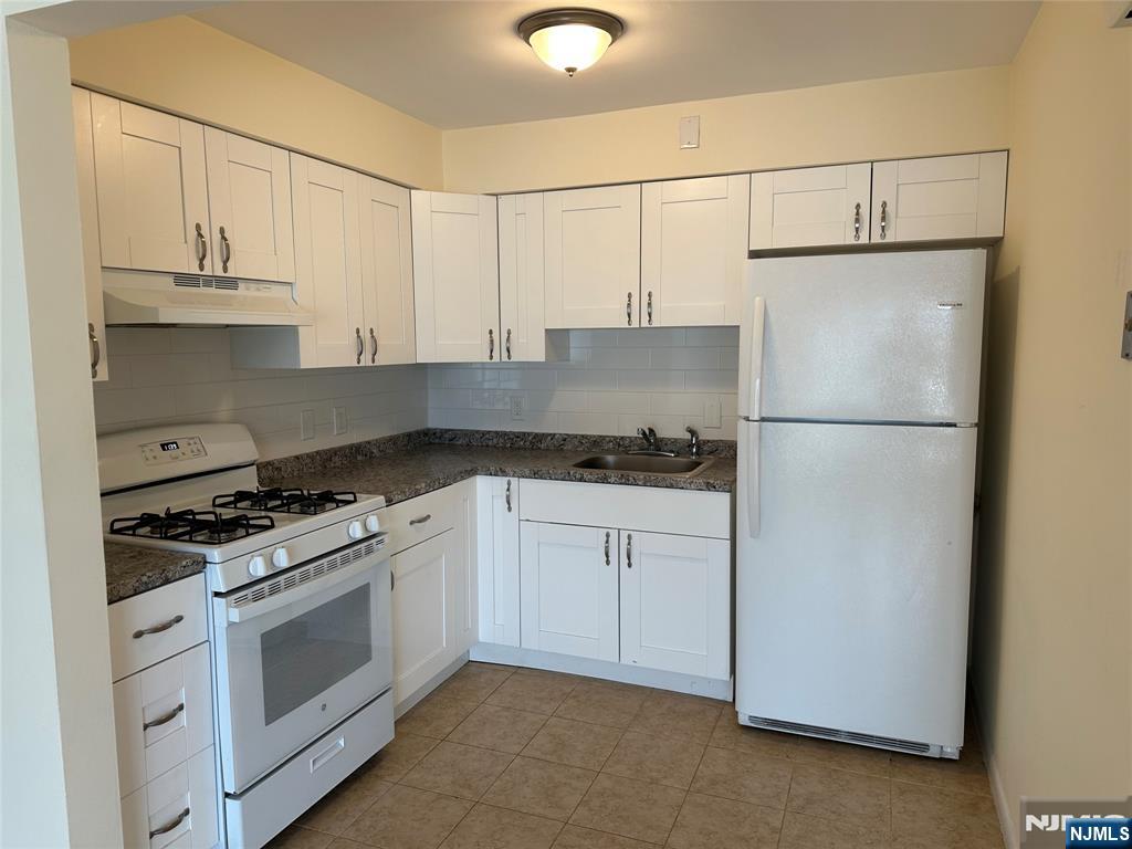 Wood Ridge, New Jersey 07075, United States, 1 Bedroom Bedrooms, ,1 BathroomBathrooms,Residential,Active,190564