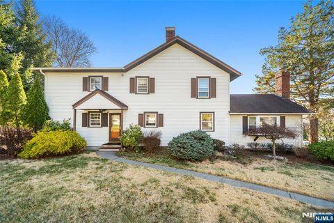 87 E Crescent Avenue, Allendale, NJ 07401 - MLS#: 25008297