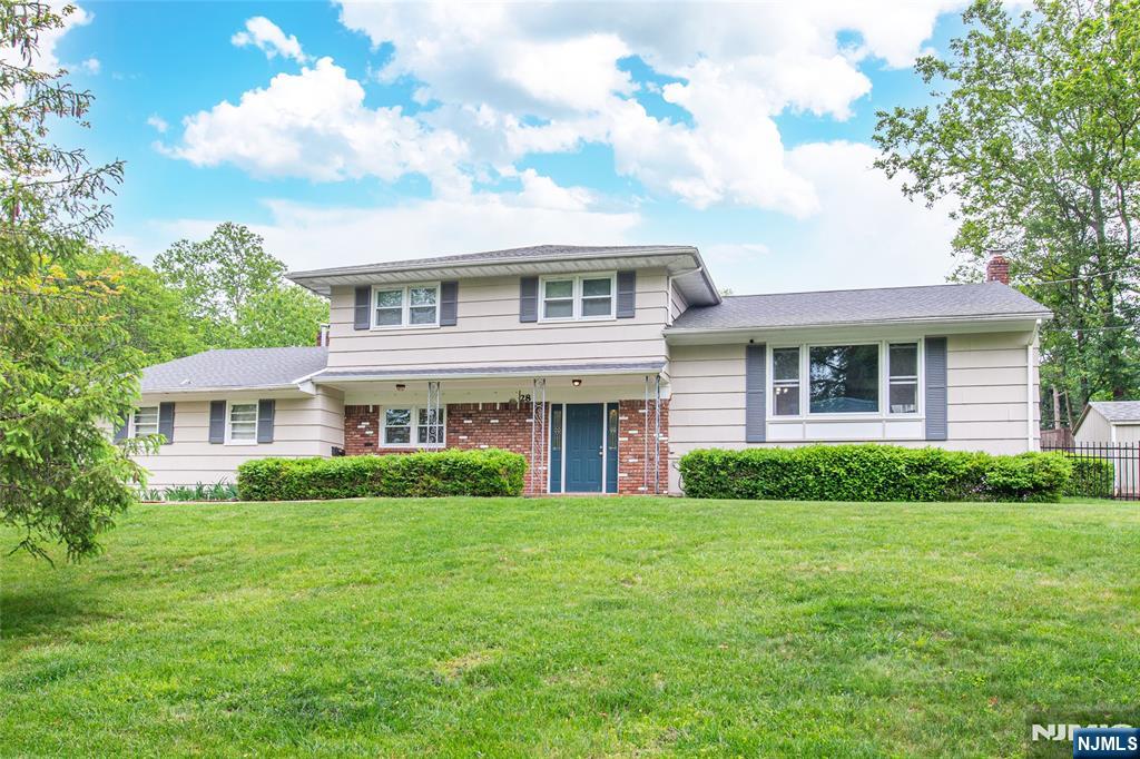 28 Jameson Pl, West Caldwell, New Jersey - 4 Bedrooms  
3 Bathrooms  
11 Rooms - 