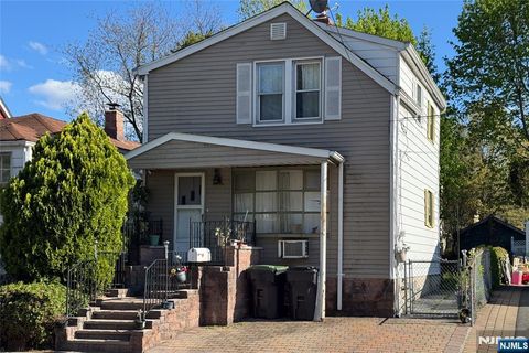 Photo of 32 Phelps Avenue, Bergenfield, NJ 07621 (MLS # 26017260)