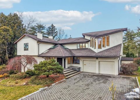 Photo of 22 Laurence Ct, Closter, NJ 07624 (MLS # 26008392)