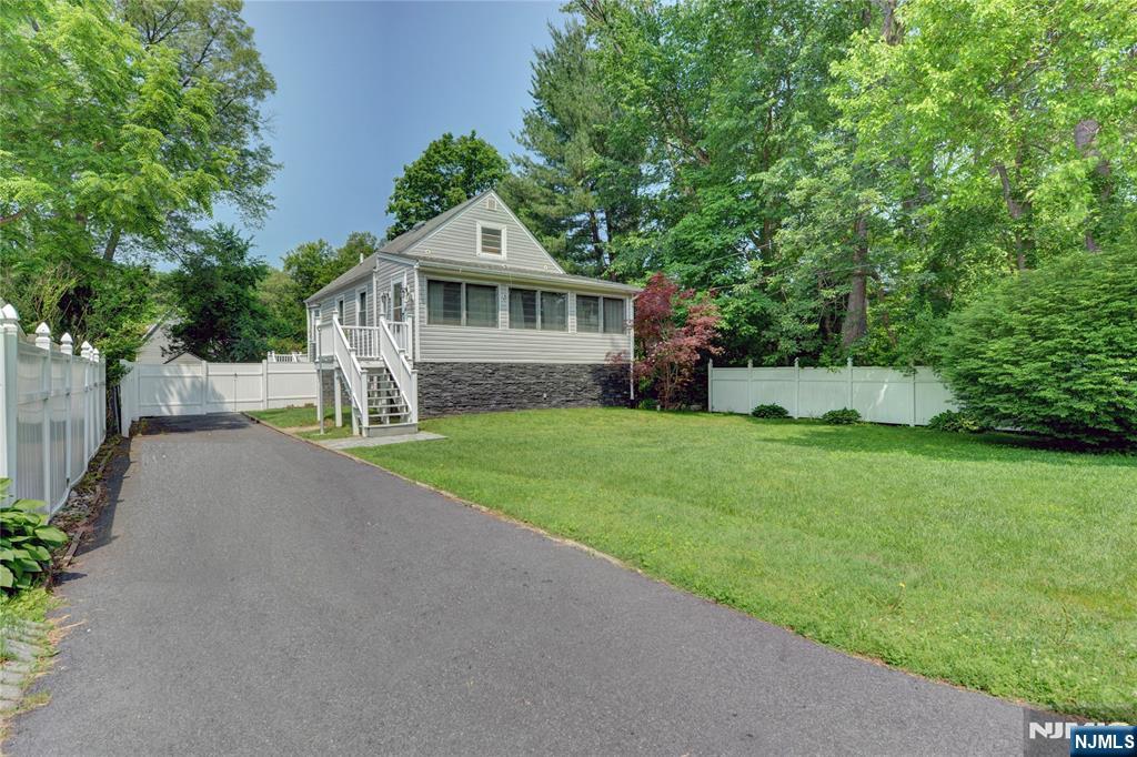 21 Bartholdi Avenue, Wanaque, New Jersey - 2 Bedrooms  
2 Bathrooms  
6 Rooms - 