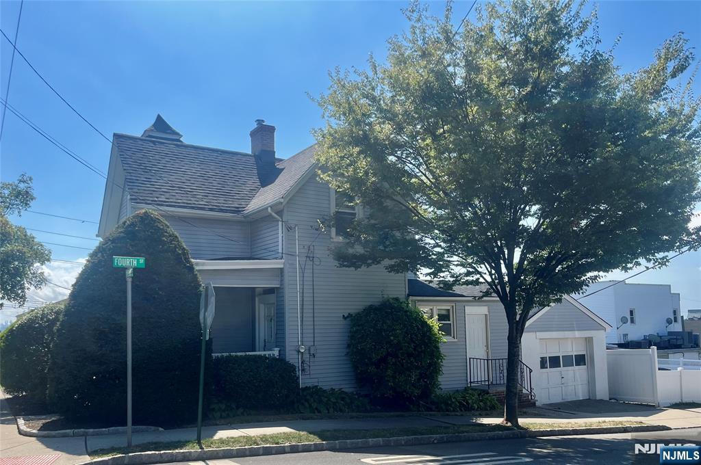 Main image without alt text