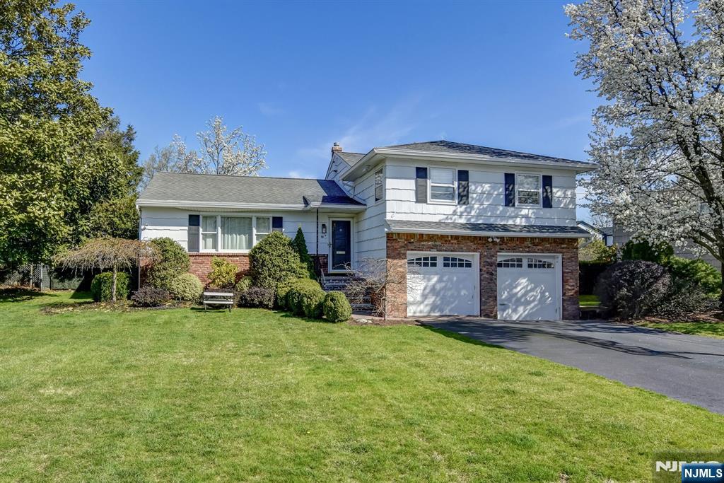 29 Herold Dr, Glen Rock, New Jersey - 3 Bedrooms  
3 Bathrooms  
7 Rooms - 