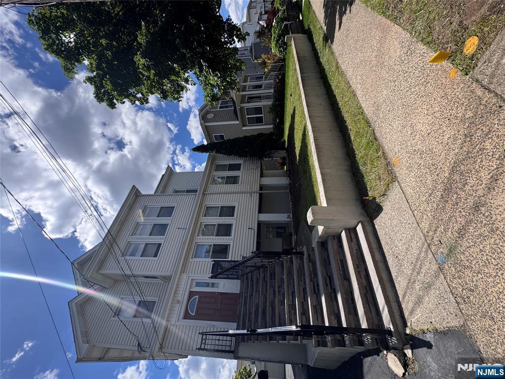 Rental Property at 549 1st St 2, Carlstadt, New Jersey - Bedrooms: 2 
Bathrooms: 1 
Rooms: 6  - $2,850 MO.