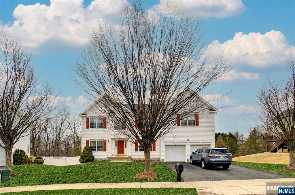 882 Walnut Place, Jefferson Twp, New Jersey - 4 Bedrooms  
3 Bathrooms  
11 Rooms - 