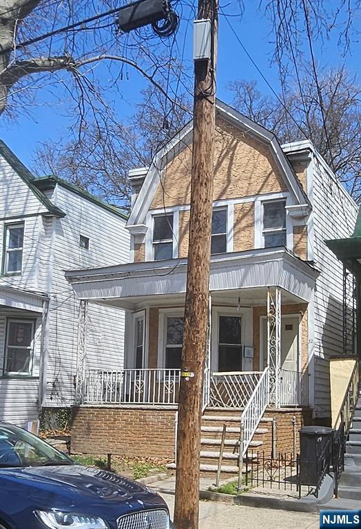 32 Dwight St, Jersey City, New Jersey - 3 Bedrooms  
1 Bathrooms  
7 Rooms - 