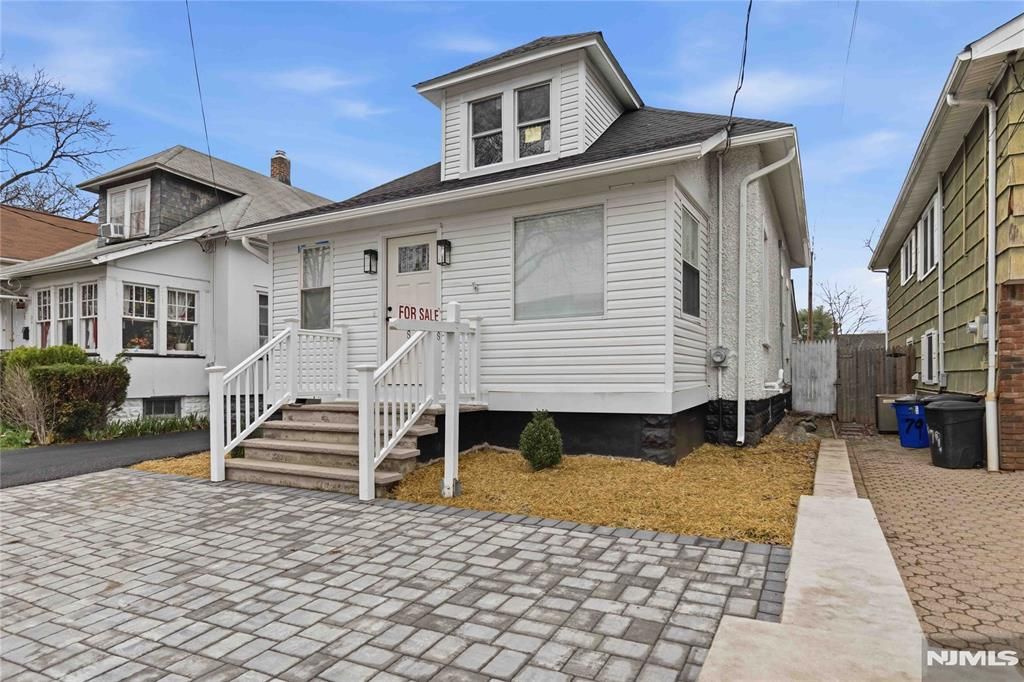 Photo of 77 Lakeside Avenue, Pompton Lakes, NJ 07442 (MLS # 26011342)