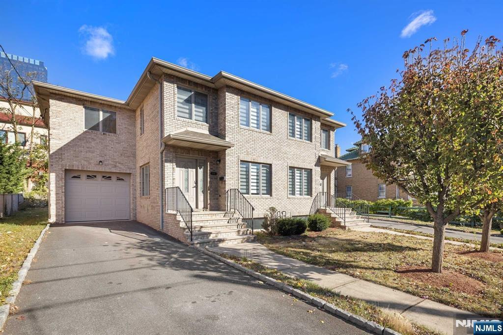 157 English St B, Fort Lee, New Jersey - 4 Bedrooms  
3.5 Bathrooms  
6 Rooms - 