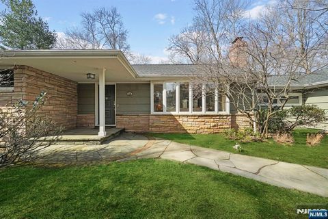 13 Orchard Drive, Upper Saddle River, NJ 07458 - MLS#: 25008190
