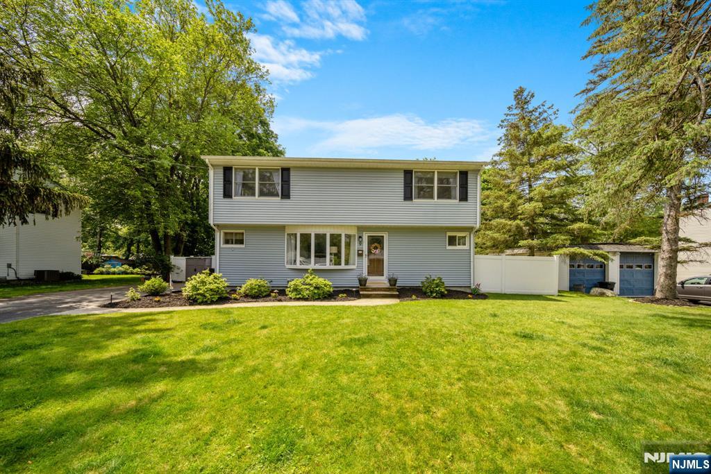 Property for Sale at 9 Wellesley Drive, Oakland, New Jersey - Bedrooms: 5 
Bathrooms: 3 
Rooms: 8  - $725,000