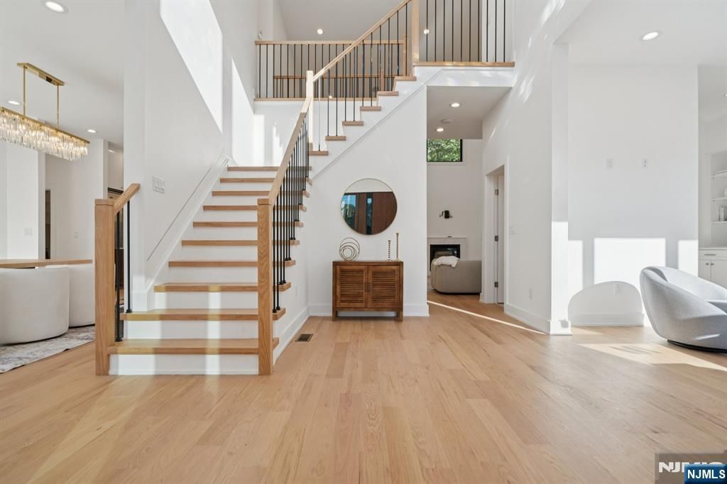 Photo of 8 Fordham Road, Livingston, NJ 07039 (MLS # 25037454)