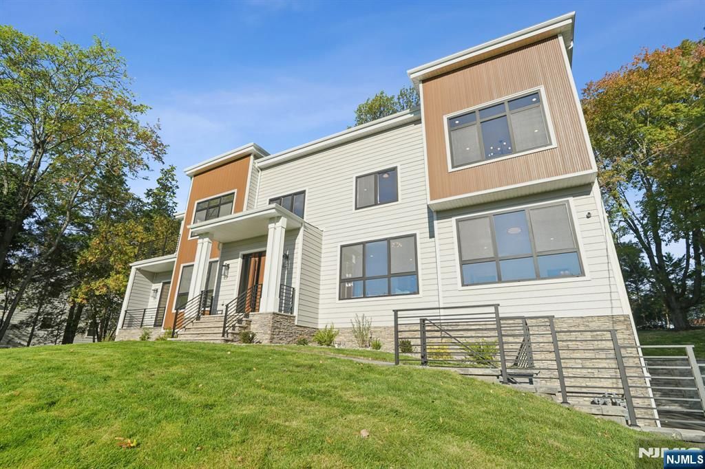Photo of 8 Fordham Road, Livingston, NJ 07039 (MLS # 25037454)
