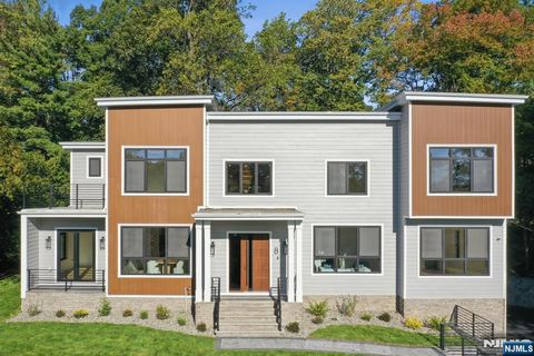 Photo of 8 Fordham Road, Livingston, NJ 07039 (MLS # 25037454)