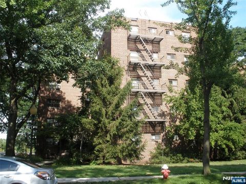 Photo of 3021 Edwin Avenue #4B, Fort Lee, NJ 07024 (MLS # 26013349)