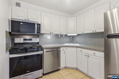 2100 Linwood Avenue Unit 2G, Fort Lee, NJ 07024 - MLS#: 25008836