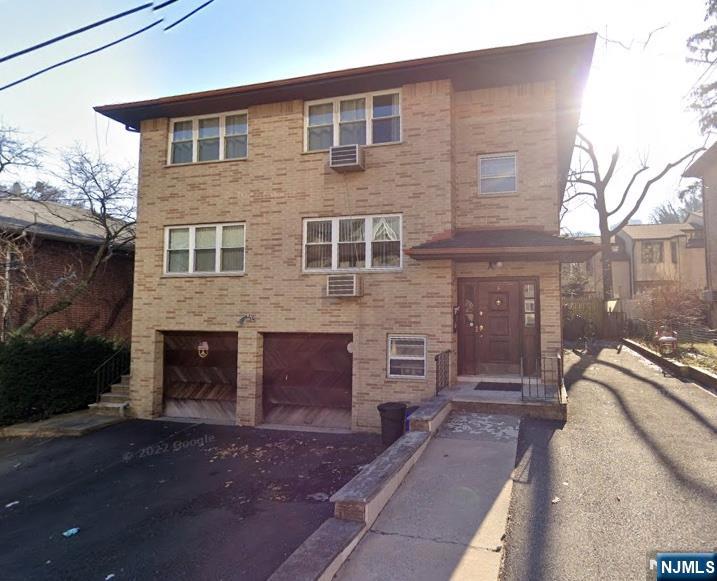 Rental Property at 5 Hooks, Edgewater, New Jersey - Bedrooms: 3 
Bathrooms: 2 
Rooms: 5  - $3,400 MO.