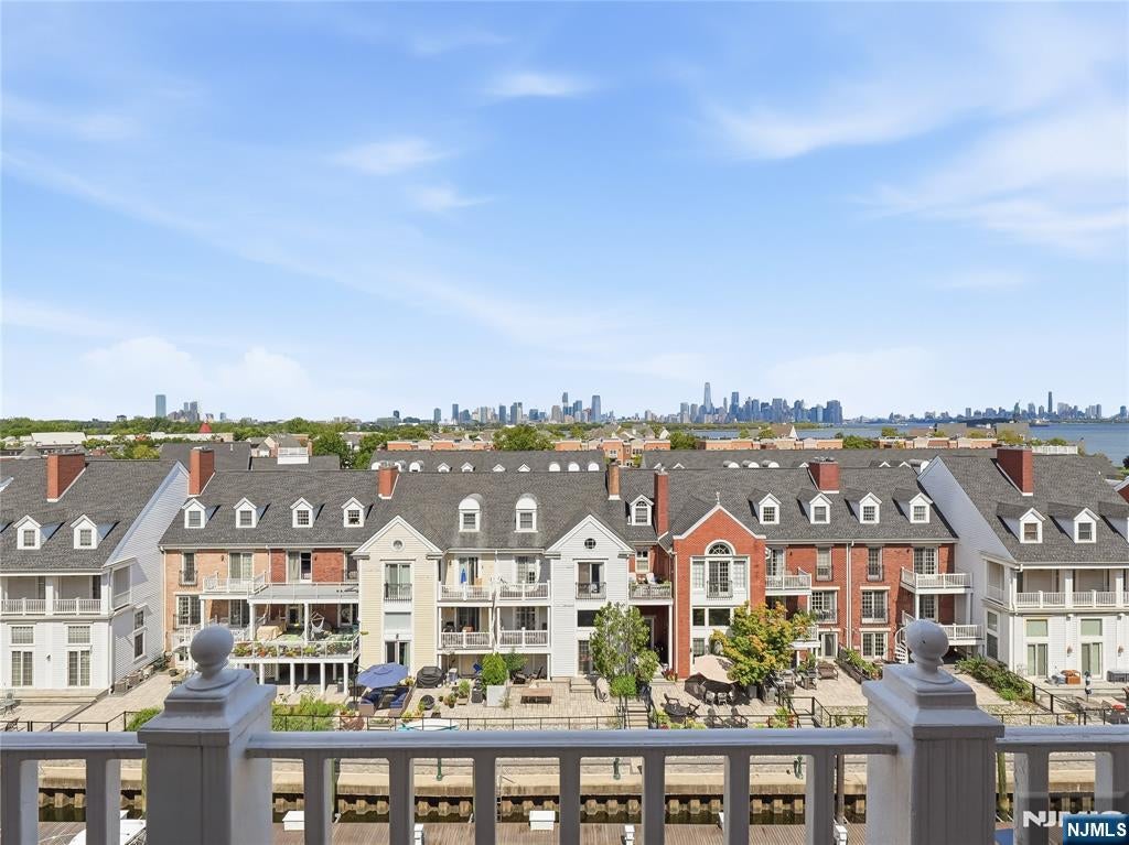 202 W Shearwater Court PH-51
