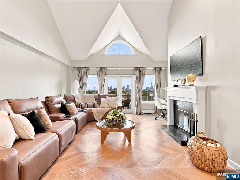 202 W Shearwater Court PH-51