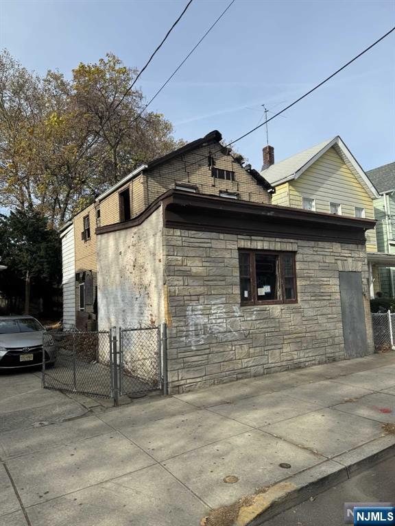 Main image without alt text